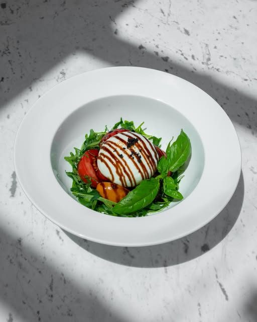 Burrata with tomatoes, rocket and balsamic